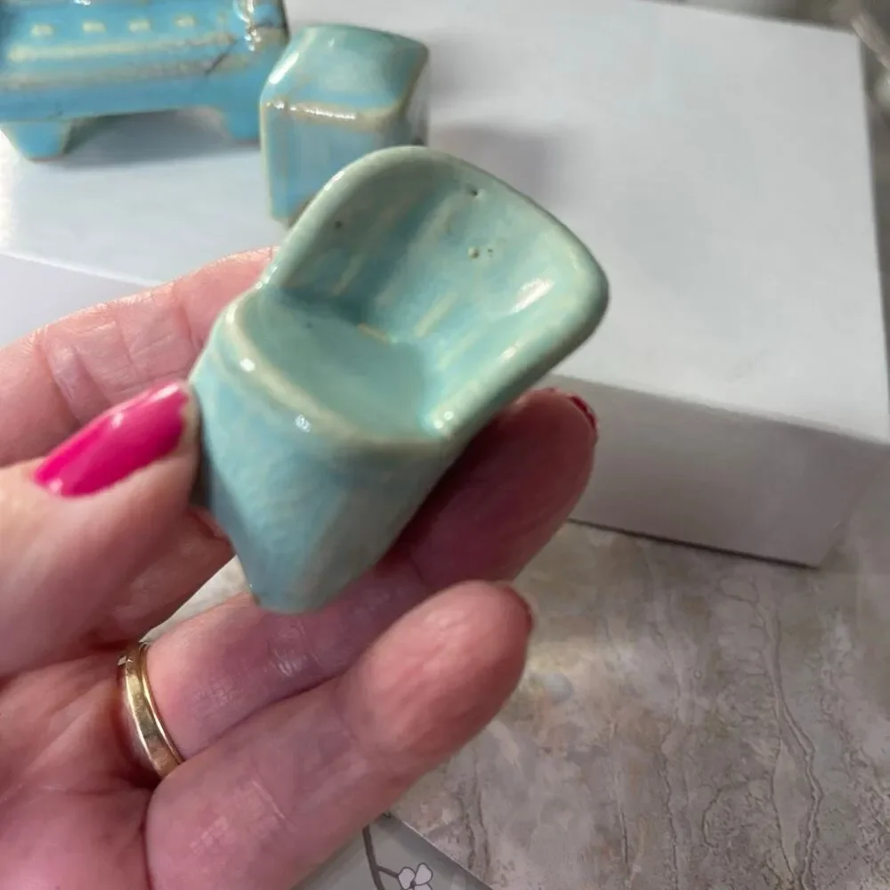 3 piece VTG Ceramic doll hose furniture..issues